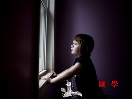 孩子自闭症的早期征兆是什么？鉴别自闭症常常被_障碍-语言-交流-误诊-
