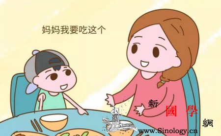 家长们应该怎么样培养孩子的就餐礼仪？_饭前-餐桌-筷子-吃饭时-