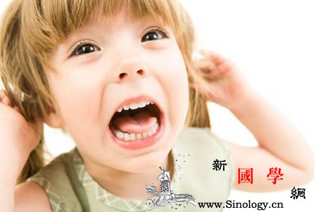 宝宝爱扔东西怎么回事是孩子脾气暴躁吗？_摇铃-情绪-东西-妈妈-
