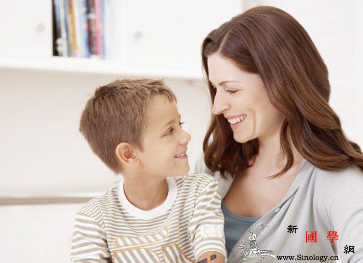 家长常说这4句话孩子不懂事都难！_批评-父母-孩子-站在-