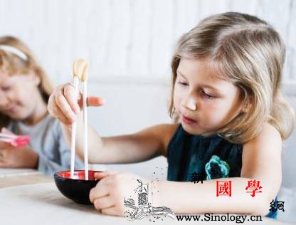 如何教小孩子正确使用筷子拿筷子是学龄前儿童_筷子-食物-家长-宝宝-