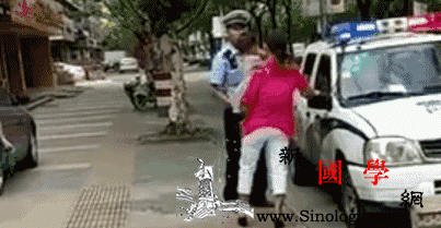 上海一民警绊摔抱娃女子怀中孩子摔倒在地引无_民警-上海-女子-孩子-