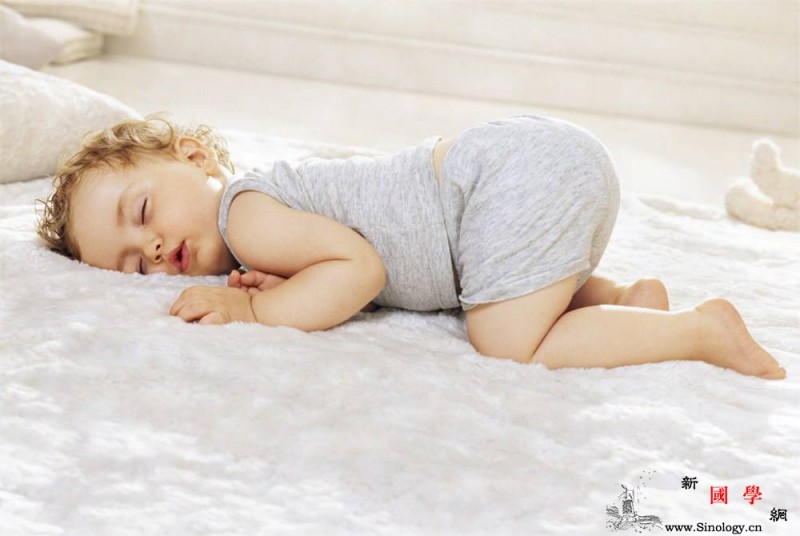 宝宝总撅屁股睡觉是怎么回事孩子撅着屁股趴着_鼻塞-鼻腔-姿势-趴着-