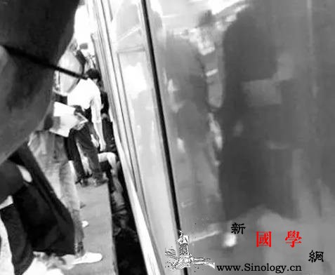 孩子犯错误了父母不能先安慰或者抱一下孩子吗_站台-父母-妈妈-孩子-