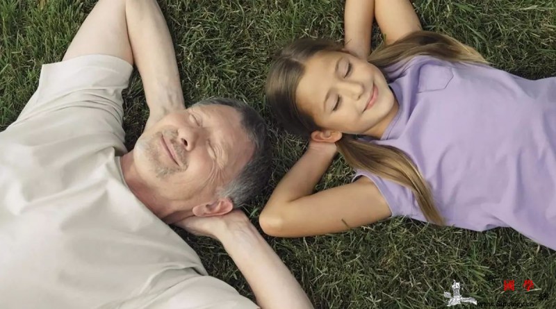 公婆这么溺爱孩子忍不住给“溺爱”的公婆上一_公婆-溺爱-游泳-老人-