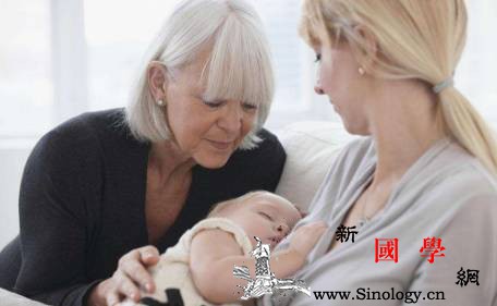 孩子跟老人睡的害处多？这些你不得不注意_分房-危害-睡觉-爸爸-