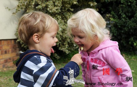 请让孩子懂分享前先学会取悦自己吧_谦让-抢夺-利益-孩子-