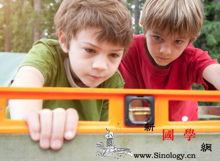 孩子注意力不集中都是父母做错了这些事！_长时间-注意力-破坏-家长-