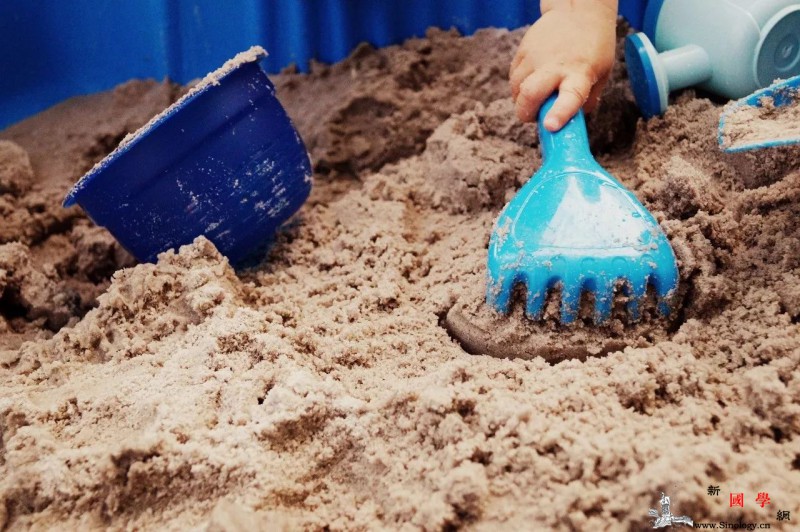 孩子喜欢玩沙子是因为敏感期？怎么样通过孩子玩_沙堆-创造力-沙子-专注-
