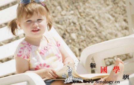 当爸爸教训孩子妈妈在旁边看着需要做什么?_教训-父亲-爸爸-母亲-