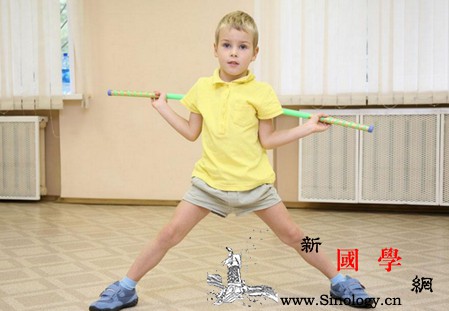 家长怎样带孩子玩这些有益于宝宝精细动作发展？_珠子-鼓励-宝宝-剪刀-