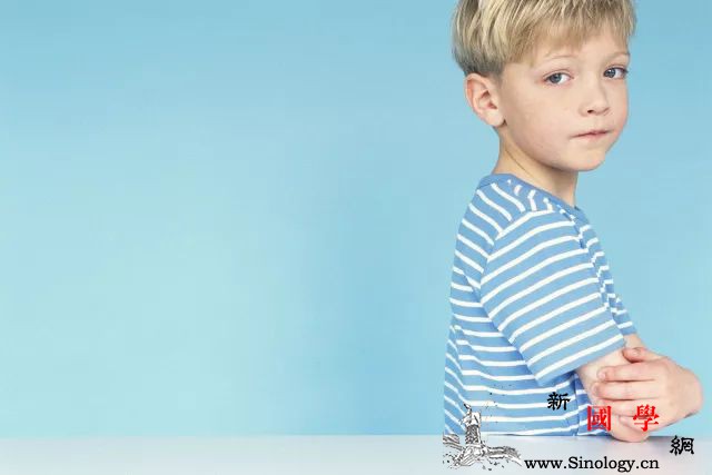 无意识的“冷暴力”对孩子的伤害有多大？你对孩_爸爸-看着-孩子-冷暴力-