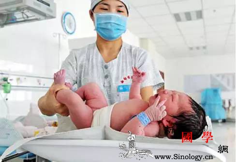当宝宝出生后全家人都傻眼了婆婆流着眼泪向儿_婆婆-生下-宝宝-儿媳-