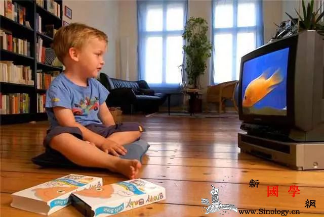 年幼的孩子看太多电视有哪些坏处？如何正确让孩_看电视-孩子-电视-年幼-