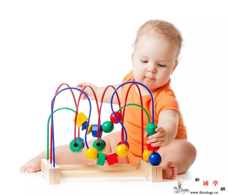 如何通过让宝宝玩玩具来保护宝宝的天性？_摇铃-贝贝-敏感-玩具-