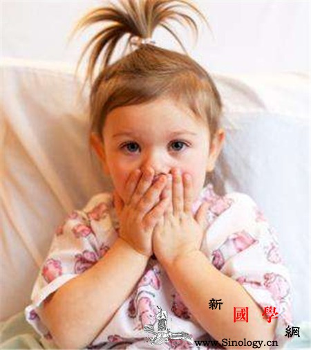 2岁宝宝嘴巴酸臭是怎么回事是消化不良引起的_酸臭-唾液-睡醒-分泌-