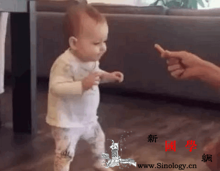让我们看看外国爸爸是如何督促宝宝学走路的！_走路-爸爸-外国-看着-