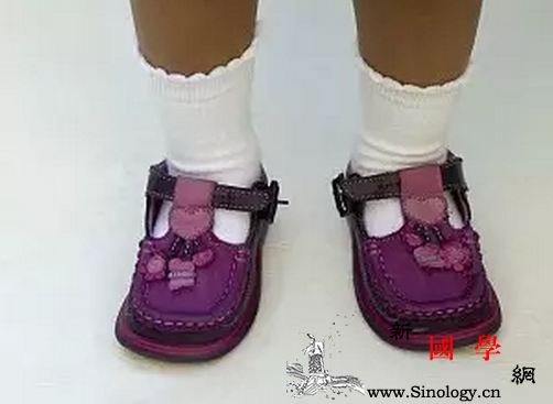 宝宝鞋子反穿是什么原因为什么孩子喜欢反正穿_空间感-鞋子-穿鞋-反正-