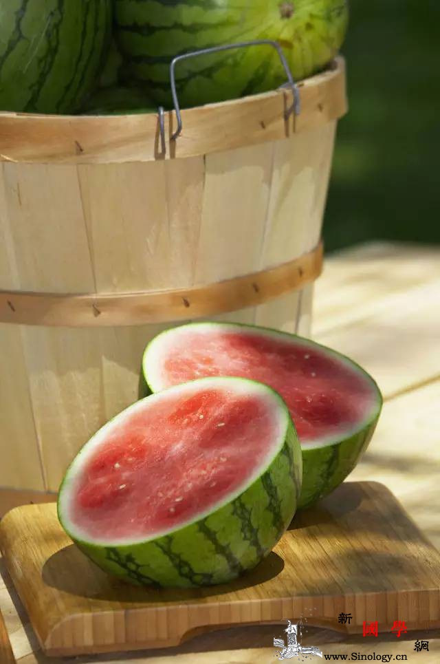 孕妇能吃无籽西瓜吗？孕妇不可以吃无籽西瓜是真_西瓜汁-无籽西瓜-血糖-激素-
