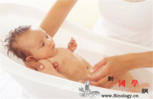 宝宝肚脐脏怎么清洗肚脐这么脏定期清洗很重_棉签-干爽-肚脐-涂抹-