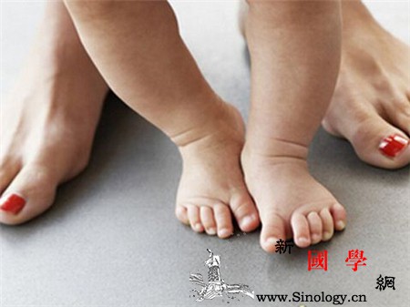 宝宝走路内八字原因有这么多你家宝是哪种_步态-脚后跟-遗传-走路-