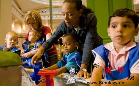 如何利用这些童谣和宝宝做游戏呢？爸妈不会玩就_小猪-儿歌-爸妈-宝宝-