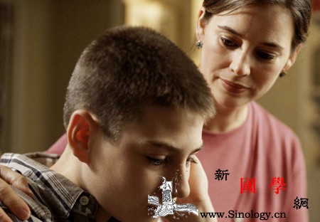 家长要小心这个坏习惯会让孩子说话晚！_电子产品-家长-孩子-时间-