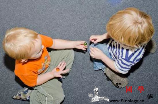 “你不分享就不是好孩子”家长可不要这么干！_东西-妈妈-宝宝-孩子-