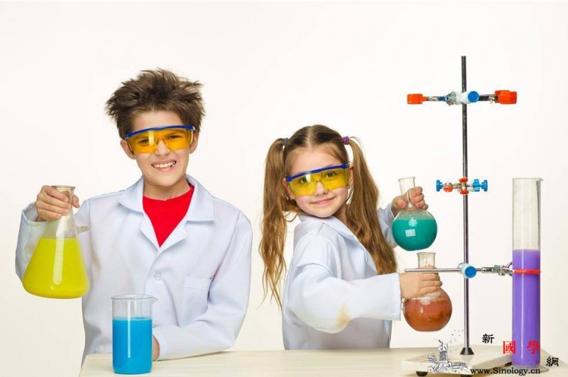 2岁孩子和父母一起玩手机患上语言障碍你还敢_语言障碍-迟缓-父母-语言-