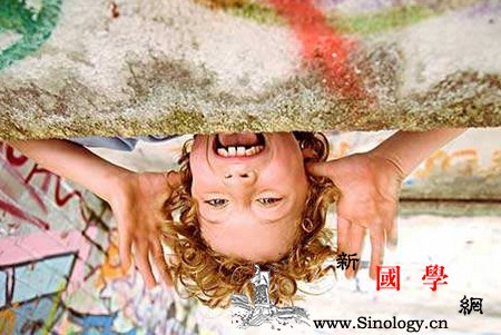 孩子喜欢到处涂鸦怎么办？正确认识孩子的涂鸦_白板-云朵-创造力-棉花-