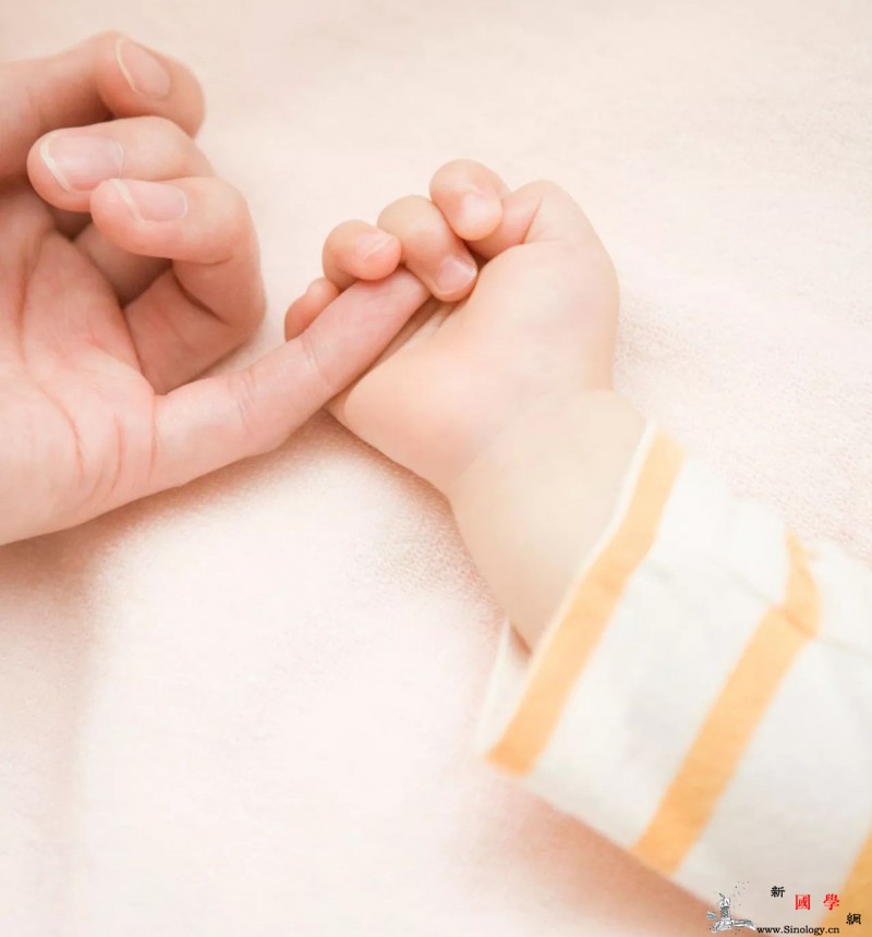 如何锻炼宝宝的手指灵活度？小妙招让宝宝小手动_拳头-反射-按摩-手指-