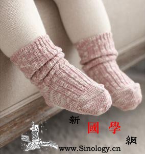 宝宝穿厚袜子的危害冬天最好别给宝宝穿厚袜子_腈纶-连体-袜子-危害-