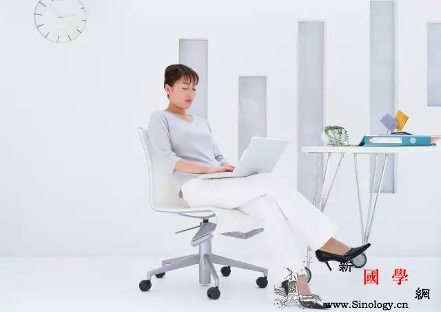 孕妈有这3种习惯对胎儿很不好一定要改正！_坐着-胎儿-熬夜-孕妇-