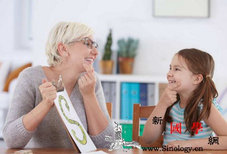 怎么陪孩子玩并教他说话？帮助孩子语言发展的几_表达-理解-妈妈-语言-