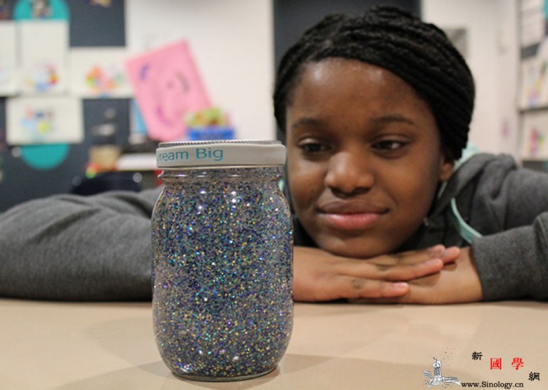 常玩这2个小游戏帮助孩子控制自己的情绪！_亮片-生气-情绪-孩子-