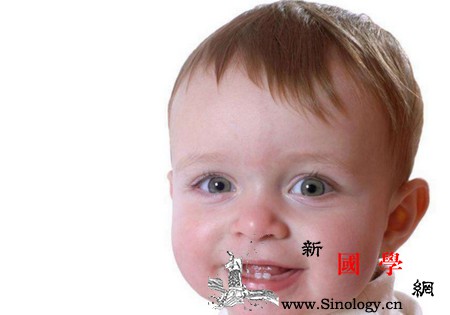 哪些小游戏适合8个月以上的宝宝玩？_爬行-个月-瓶子-追逐-