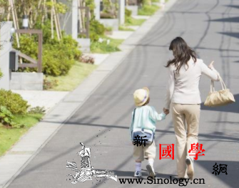 宝宝不爱自己走路怎么办_抱着-走路-爸爸-妈妈-