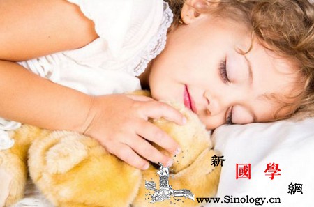孩子不肯分床睡？可以试试这样做_分房-睡眠-父母-妈妈-