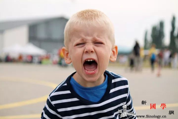 孩子一发脾气就打人怎么办？_姥姥-毛毛-跳跳-情绪-