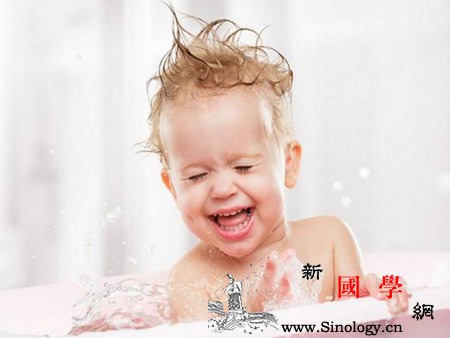 12-13个月的宝宝应该会点啥？_该会-表现出-喝水-情绪-