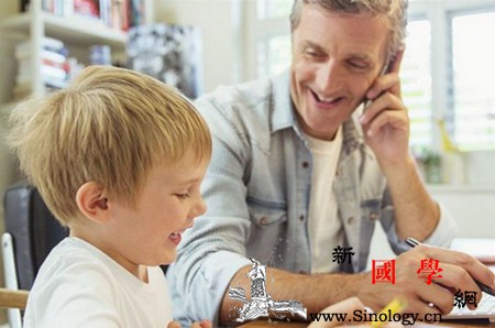 批评过激父母打了孩子怎么办？_接纳-情绪-妈妈-孩子-