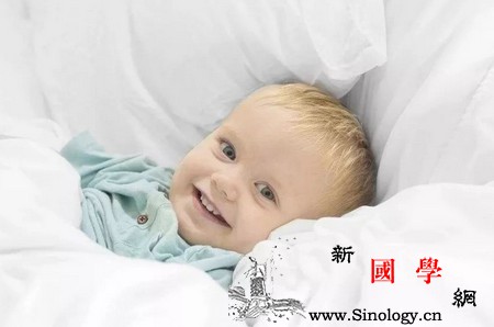 孩子有这3个表现就该分床睡了吗？_哭闹-睡了-爸妈-睡觉-