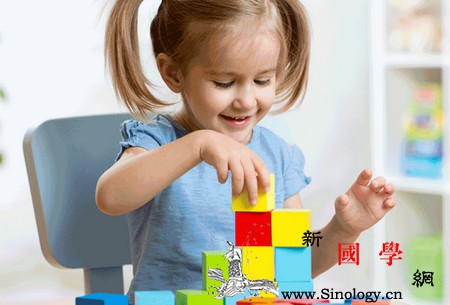孩子玩耍时父母做什么对孩子专注力影响大！_专注-陪伴-爸爸-父母-