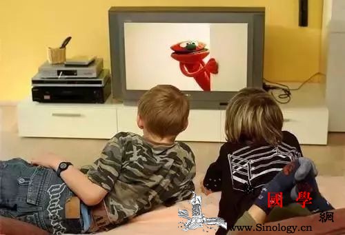 孩子是否应该看电视？孩子看电视和阅读的区别_白雪公主-看电视-画出-动画片-