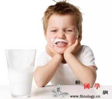 牛奶故意洒一地叛逆期的宝宝这样引导就好了_叛逆-桌上-牛奶-引导-