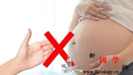 孕肚不要乱摸？会引起孕妈不开心！_捷运-孕妇-怀孕-身体-