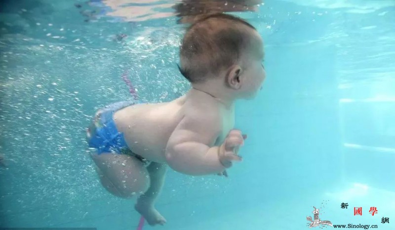 宝宝游泳的好处有哪些？比其他孩子聪明的多？_婴幼儿-婴儿-游泳-幼儿-