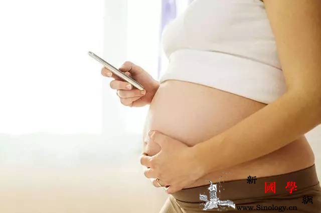 怀孕后手机放在哪里对胎儿辐射最少？_孕期-挂在-枕边-胎儿-