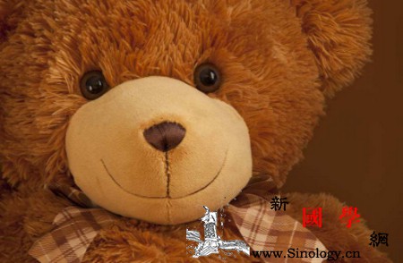 宝宝过度依恋玩具熊是好是坏？_抱着-课时-依恋-宝宝-