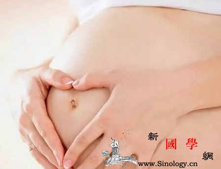 产妇39周去医院产检婆婆大骂医生老公跑进_婆婆-检查室-老公-医生-
